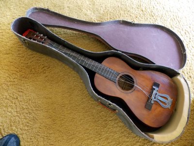 02 Earl Bereman's guitar 01.jpg