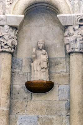 Virgen de piedra en la Iglesia de San Pedro