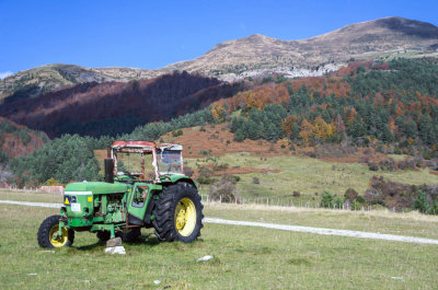 Viejo tractor en Arrako