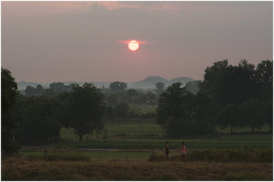 zon onder;  boven Maasband