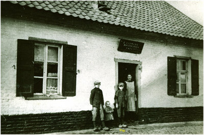 1920 vader Coumans bij het huiscafé