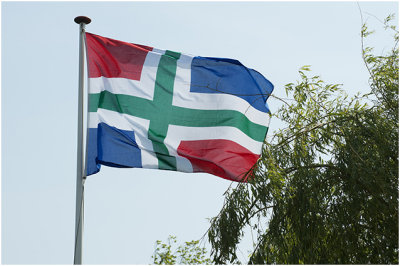 de vlag van de provincie Groningen