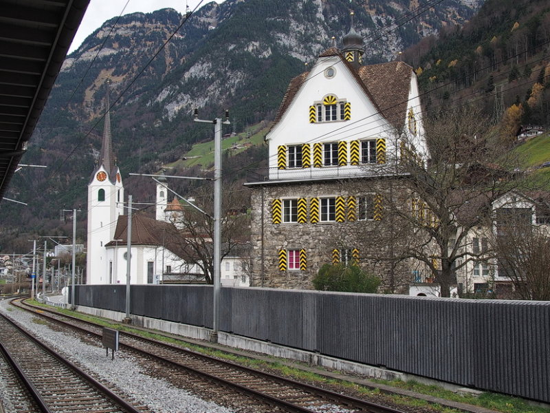 At the railway station in Flelen