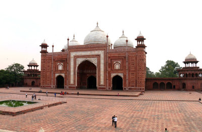 MOSQUE ON OPPOSITE SIDE OF THE TAJ MAHAL PROVIDES SYMMETRY