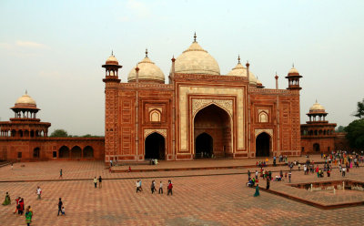 MOSQUE ON OPPOSITE SIDE OF THE TAJ MAHAL