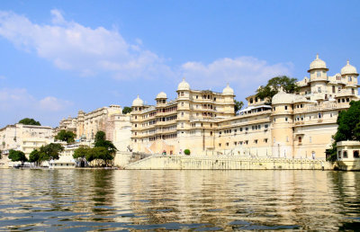 VIEWS OF UDAIPUR DURING A BOAT TOUR ON THE LAKE EN ROUTE TO JAGMANDIR ISLAND PALACE