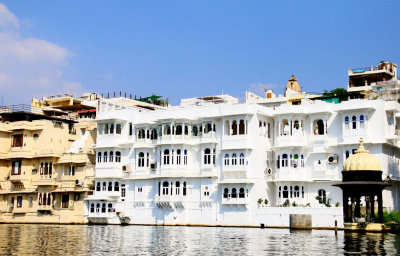 VIEWS OF UDAIPUR DURING A BOAT TOUR ON THE LAKE EN ROUTE TO JAGMANDIR ISLAND PALACE