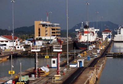 APPROACH AND TRANSIT OF THE MIRAFLORES LOCKS