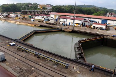 APPROACH AND TRANSIT OF THE MIRAFLORES LOCKS