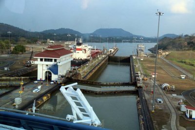 APPROACH AND TRANSIT OF THE MIRAFLORES LOCKS