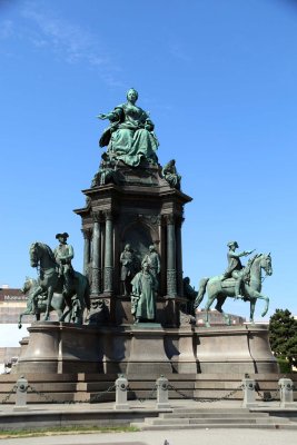 STATUE OF MARIA THERESA BETWEEN MUSEUMS OF FINE ARTS AND NATURAL HISTORY