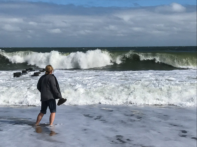 Jen and wave-02.jpg
