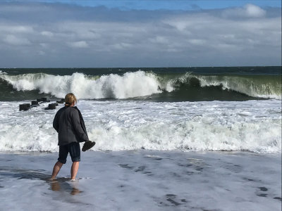 Jen and wave-02.jpg