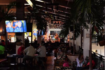 Ala Moana Shopping Center - Mai Tai Bar (Randy & Kanoe) (taken on 05/12/2016)