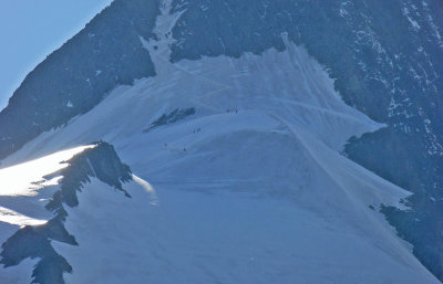 Alpine tourists coming down (30x zoom)