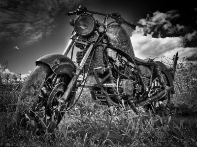 Vieille moto dans le champs_Old motor cycle in the field