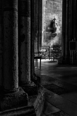 Statue in an Alcove 2225 V-2.jpg