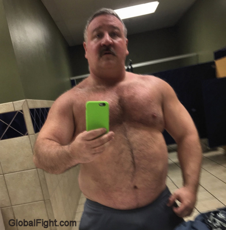 gym lockerrom selfies guys.jpg