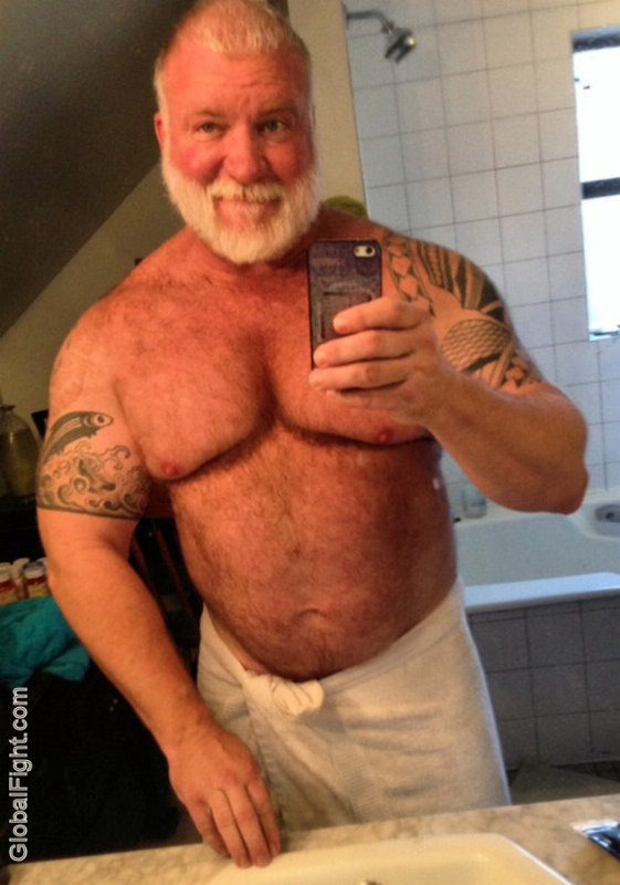 musclebear daddy gym selfie.jpg