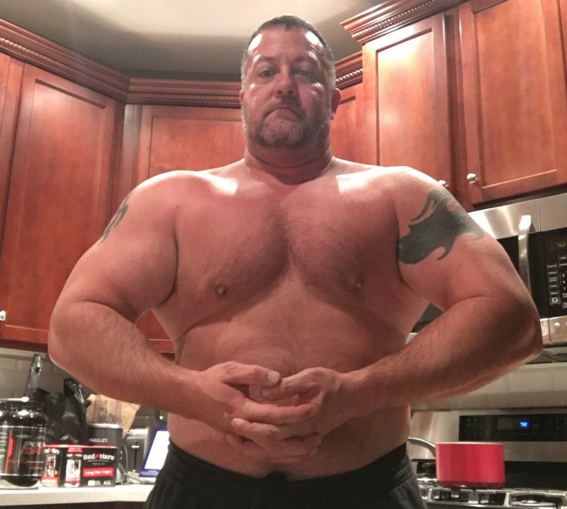 huge muscleman flexing.jpg