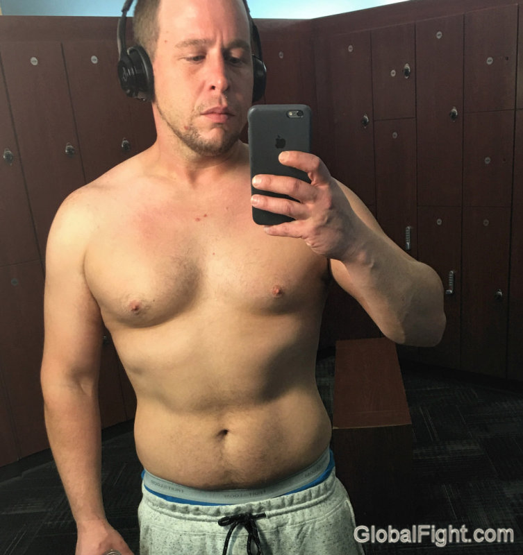 sexy younger dude gym.jpg
