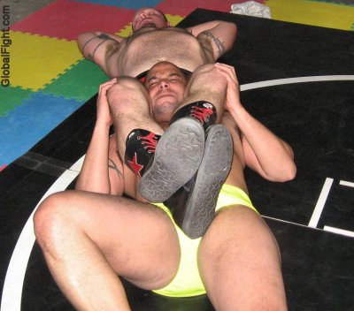 leg lock painfull wrestling hold.jpg