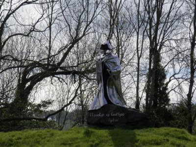 Statue in memory of Llywelyn ap Gruffydd Fychan by Gideon and Toby Petersen