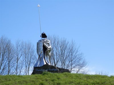 Memorial statue