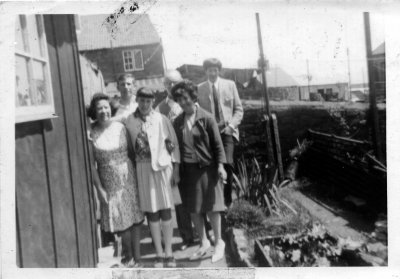 01 L to R Auntie Enid, Richard, Alison, Auntie Lilys 2nd husband Bill, Lily, John