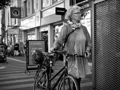 Bike pushing shopper