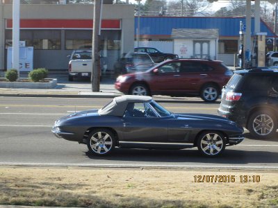 Gaudy modern wheels on a classic Corvette. Poor taste.