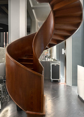 Free-standing spiral staircase