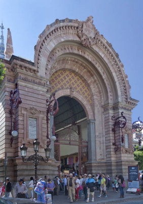Central entrance to the Mercado Hildago