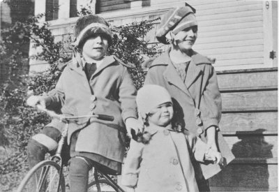 Joyce-Jean-MarjorieBeadles_circa 1929.jpg