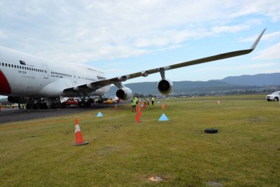 QF 747 OJA cu parked AP.jpg