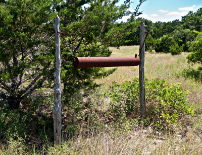 Fly duster for cattle to walk under 