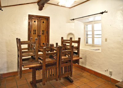 Dinning room with table and chairs