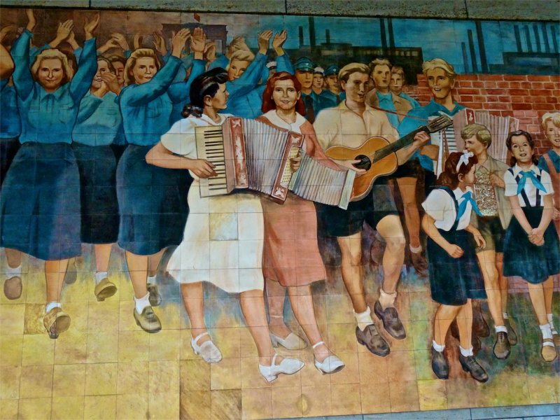 DDR propaganda mural