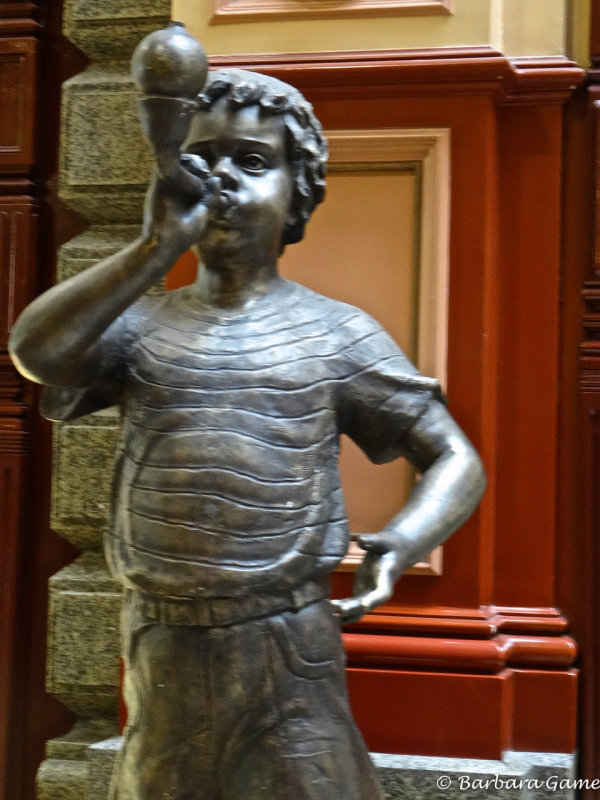 Bugler statue in Block Court