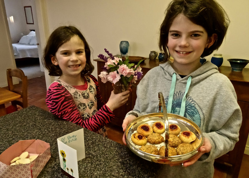 Little neighbours came to do some baking ...2016