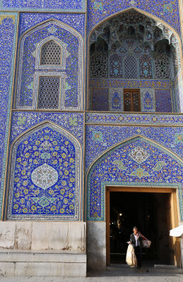 Entrance to the Bazaar to the left of the mosque