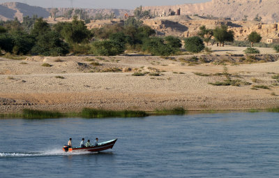 Boat rides on the Karoon River