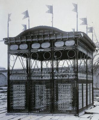 An old photo of iron transenna, once in place around Hafez's tomb