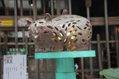 A cat lantern in front of the Jiu-Fen Tea House.