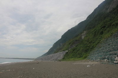 View of the beach beneath the Cinqshui Cliffs.