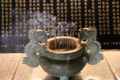Dragon incense burner below the statues.