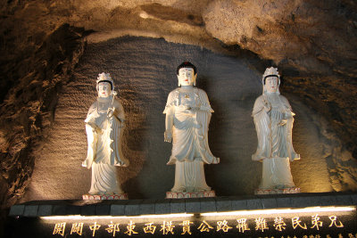 Close-up of the statues.