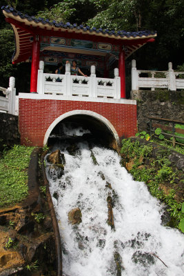 Water flowing through the shrine (which is the reason for its name).