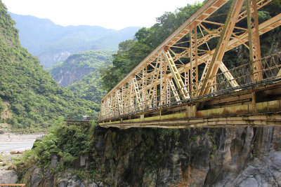 Looking up at the Changchun Bridge from the path below.