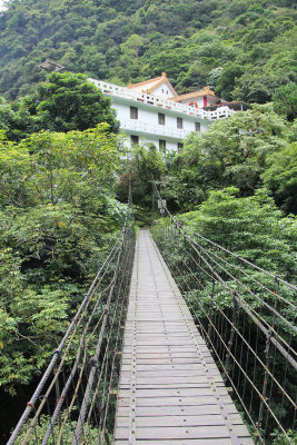 Next, I went on a trail with a narrow suspension footbridge that traverses over the Liwu River Gorge in Taroko National Park.